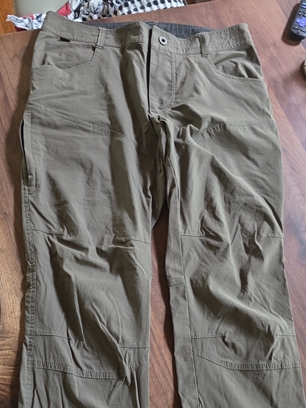 Kuhl Men's Cargo Pants in Olive